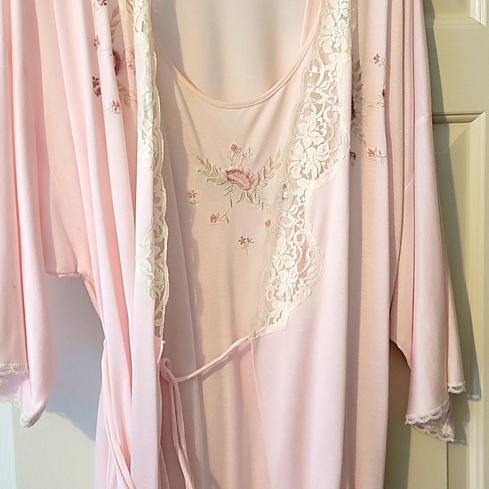 Delta Burke gown w/robe